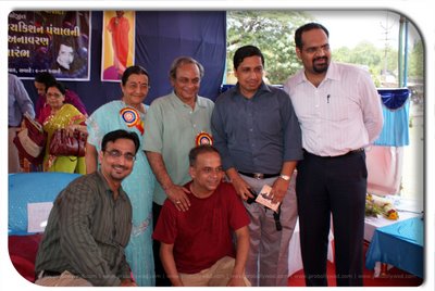 Anandji Bhai with wife & members of Yahoo Group (Qamaal Mustafa Sikander & Sandeep Apte sitting, Devendra Shastri & Prashant Menon standing)