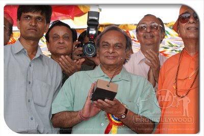 Anandji bhai of the Great Kalyanji-Anandji duo inaugurates the statue by pushing button on this remote (Courtesy : KMSikander)